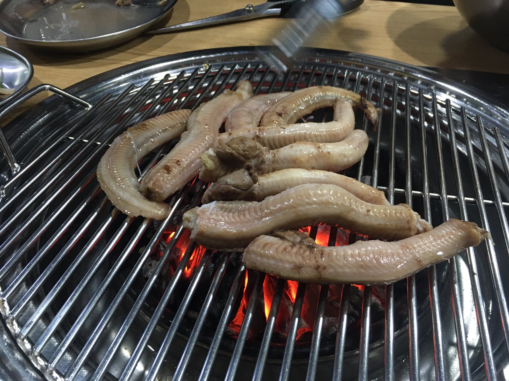 超生命体オオハラテツヤ 韓国来るとほぼ必ず食べるのがヌタウナギ グロテスクな見た目と裏腹に程よい弾力と溢れる旨さが大変美味な一品 日本でも宣伝してくれと言われたので店の看板も T Co Tqwcirjcbb Twitter