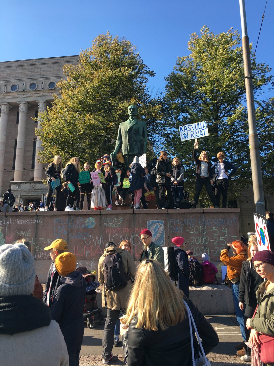 retrolesiv's tweet photo. Climate Strike in Helsinki! 💚 So many inspiring people gathered in one place. Wow!
#ilmastolakko #ClimateStrike #FridaysForFuture https://t.co/8uakiU7iOQ