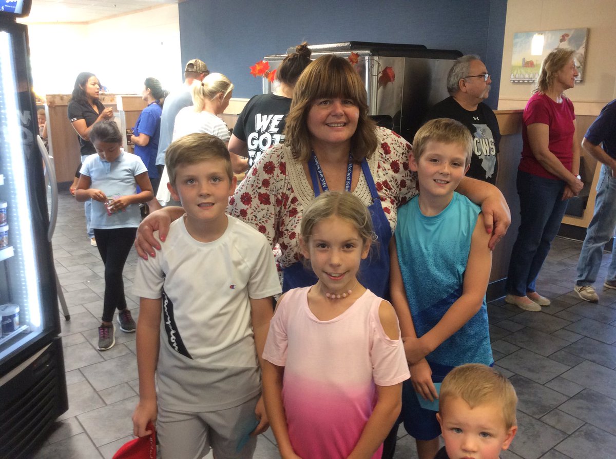 swalkerhood's tweet photo. Look who came to Culver’s Night! Can’t stop the fun! Hooves Up!💙👍🐎#burbank111 #fbmccordmustangs #mccordpfc #Culversnight https://t.co/AC3fA738eF