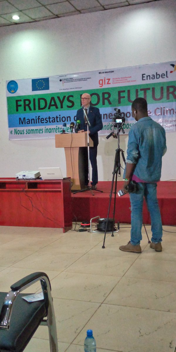 ojadeafrique's tweet photo. #OJADE est représentée actuellement à la deuxième journée de la semaine européenne de la Diplomatie climatique qui se tiend actuellement dans la salle de presse du CICB dont le thème est FRIDAYS FOR FUTURE. 
@ojadeafrique @2030_Youth 
#Climadiplo 
#United4Climate 
@ecgyetuah https://t.co/wZvwnFsKwq