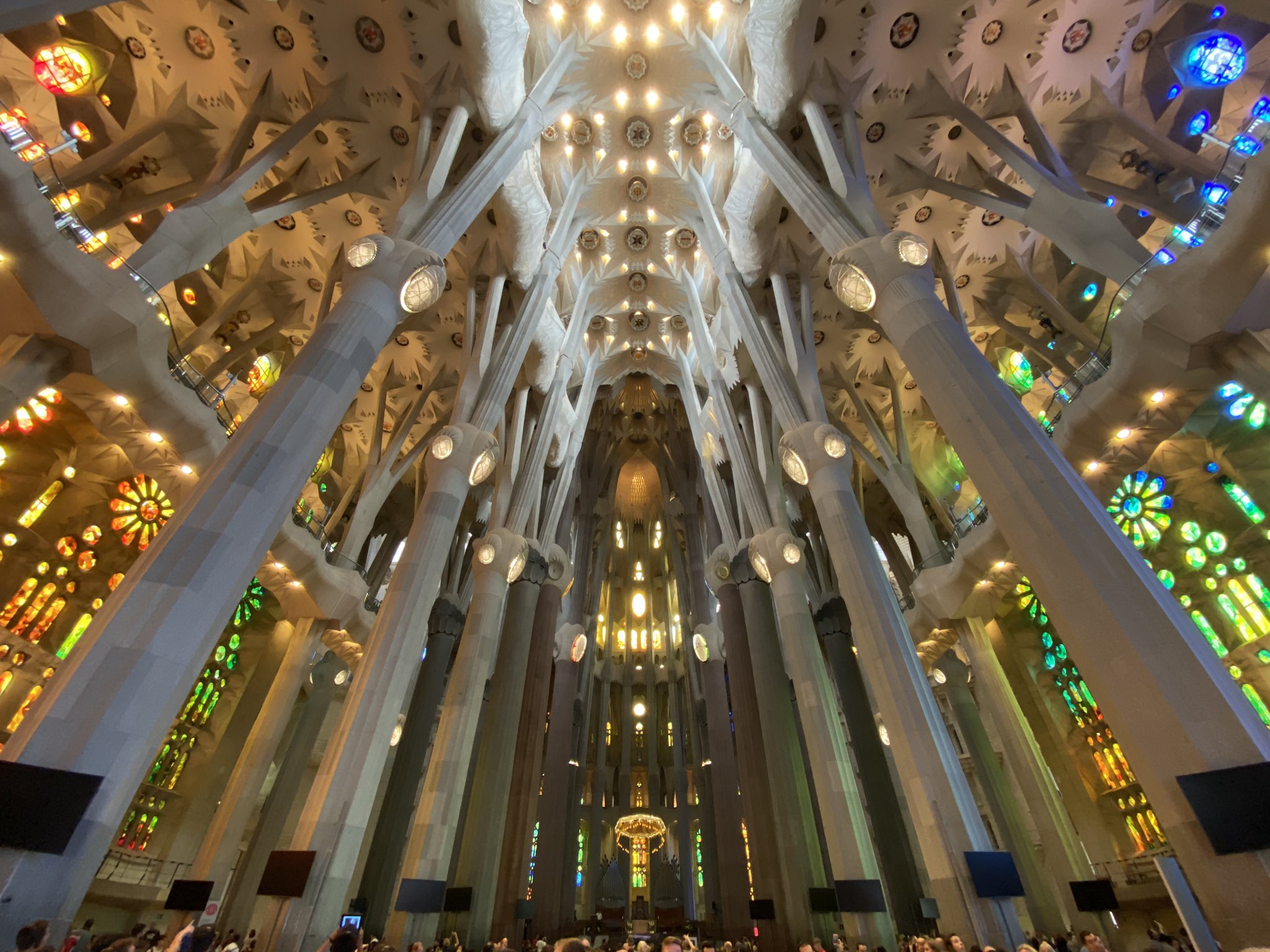 たぬ福 すまのべ サグラダファミリア内部 樹のような柱が美しすぎる