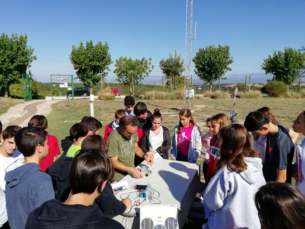InsAlpicat's tweet photo. "Hi ha alternatives d'energia a Alpicat?"Els de 3r d'ESO aprofundeixen en el tema avui a l'@Observatori de Pujalt,on es fa investigació i didàctica de la meteorologia i l’astronomia i es treballa la conscienciació pel medi ambient i les energies renovables.#noméstenimunplaneta https://t.co/3HW36xlXZU