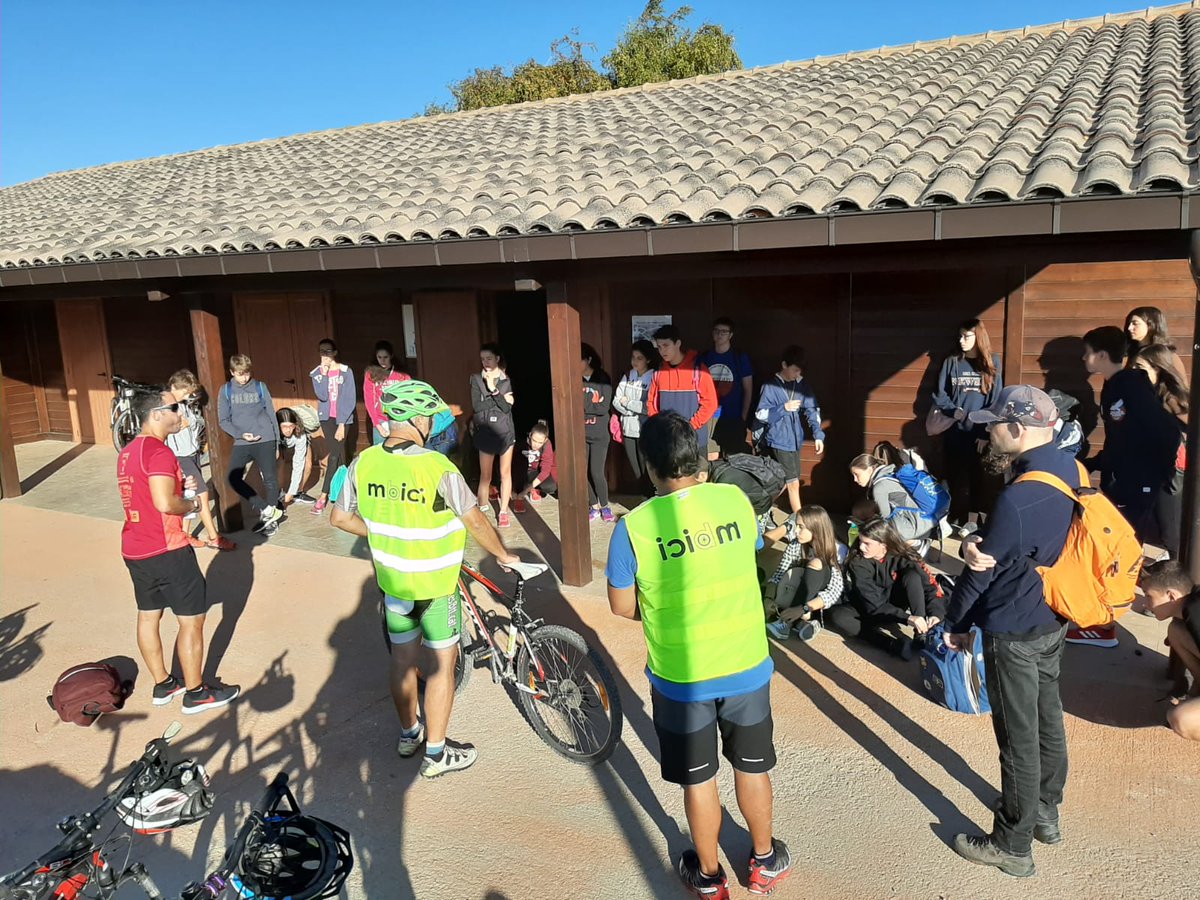 InsAlpicat's tweet photo. "Hi ha alternatives d'energia a Alpicat?"Els de 3r d'ESO aprofundeixen en el tema avui a l'@Observatori de Pujalt,on es fa investigació i didàctica de la meteorologia i l’astronomia i es treballa la conscienciació pel medi ambient i les energies renovables.#noméstenimunplaneta https://t.co/3HW36xlXZU