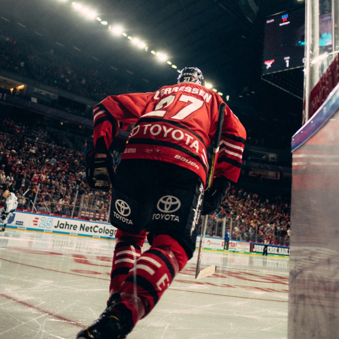 Für Pascal Zerressen steht heute DEL-Spiel Nummer 400 an. Im heutigen Interview gibt uns "Z" einen Einblick in seinen Werdegang und welchen Tick er während Mannschaftsmeetings hat. ⬇️

bit.ly/Z_Interview