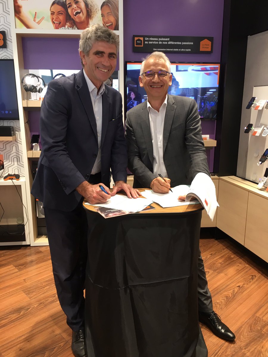Jacques_Broyer's tweet photo. Signature de la convention de partenariat avec l’association des maires de Lot et Garonne ce matin à la boutique Orange à AGEN pour valoriser nos actions numériques au services des mairies du département. https://t.co/XkWjLXAKyv