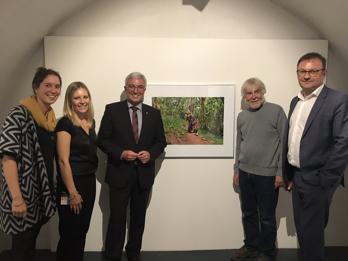 Nora_Weisbrod's tweet photo. Fotograf Bernd Weisbrod zeigt in der Ausstellung „Zuhause in Ruanda“ die Arbeit von @Aktion_Tagwerk & #HumanHelpNetwork in #Ruanda & macht das Leben von Menschen in Ruanda begreiflich.Auf einfühlsame Weise werden unterschiedliche Wohnsituationen gezeigt.@LandesmuseumKO @MdI_RLP https://t.co/CX6kk8dDyP