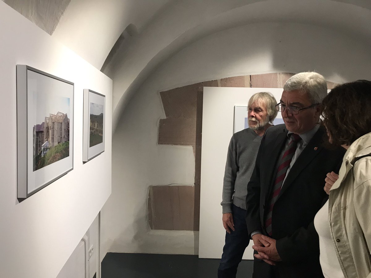 Nora_Weisbrod's tweet photo. Fotograf Bernd Weisbrod zeigt in der Ausstellung „Zuhause in Ruanda“ die Arbeit von @Aktion_Tagwerk & #HumanHelpNetwork in #Ruanda & macht das Leben von Menschen in Ruanda begreiflich.Auf einfühlsame Weise werden unterschiedliche Wohnsituationen gezeigt.@LandesmuseumKO @MdI_RLP https://t.co/CX6kk8dDyP