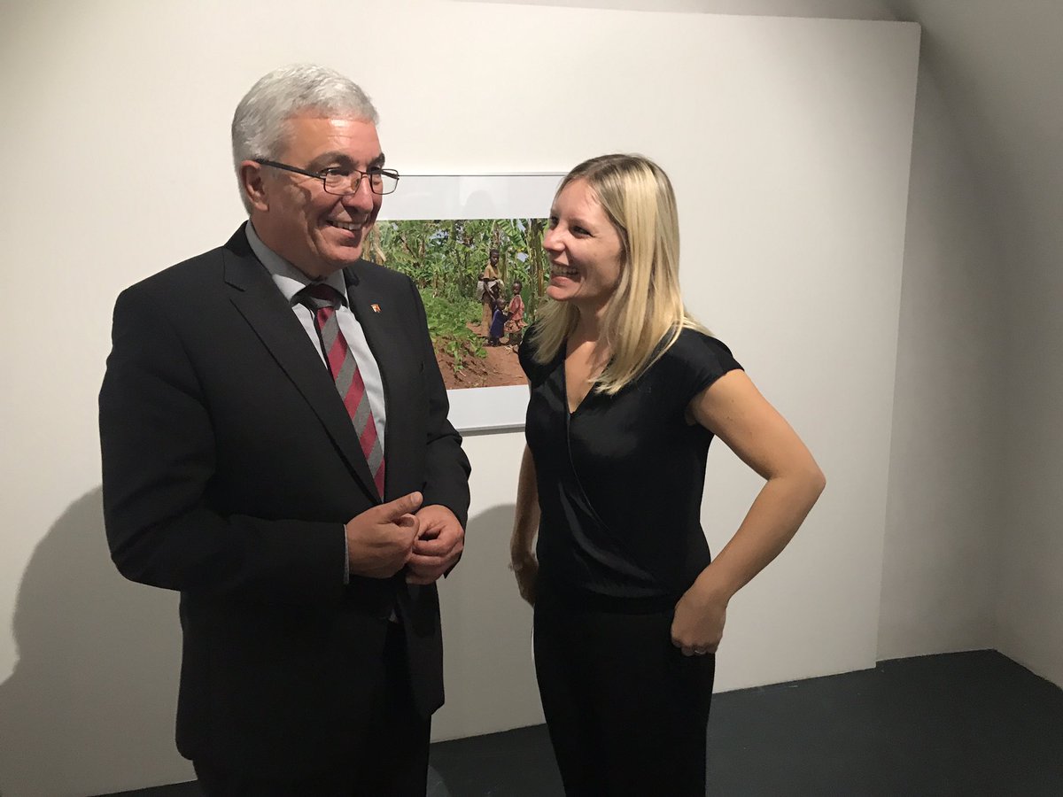 Nora_Weisbrod's tweet photo. Fotograf Bernd Weisbrod zeigt in der Ausstellung „Zuhause in Ruanda“ die Arbeit von @Aktion_Tagwerk & #HumanHelpNetwork in #Ruanda & macht das Leben von Menschen in Ruanda begreiflich.Auf einfühlsame Weise werden unterschiedliche Wohnsituationen gezeigt.@LandesmuseumKO @MdI_RLP https://t.co/CX6kk8dDyP