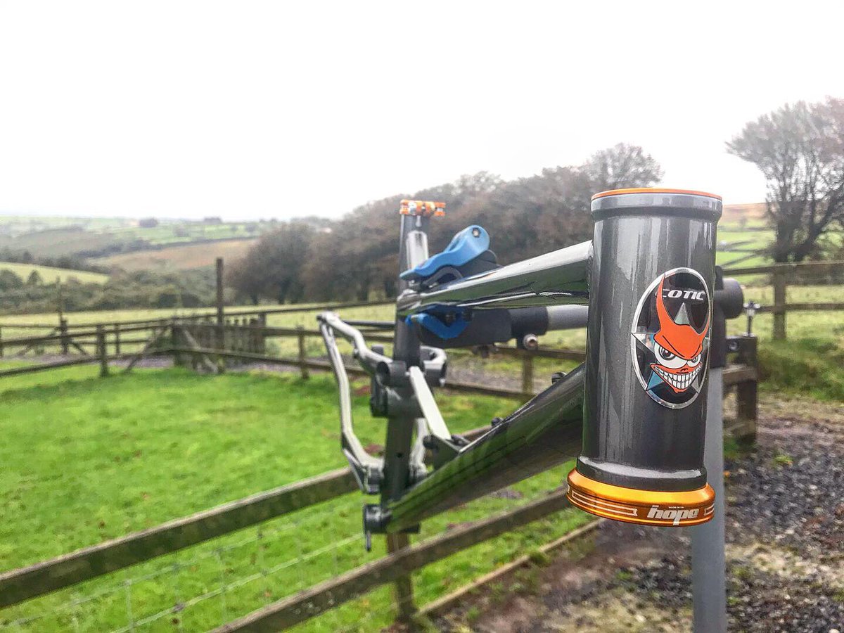 _mbspain's tweet image. Happy Friday everyone and new bike day for me... ok it’s just the frame but I am so looking forward to building this into something rather special 😁

Big thanks @CoticLtd  for getting this, the last one in this colour scheme, to me safely!

@MotionRideFr 
 
#mtb #brechfa #wales