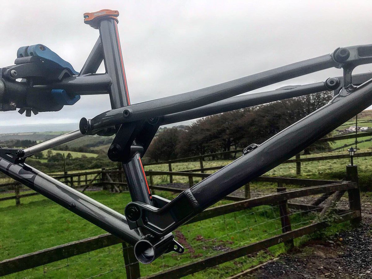 _mbspain's tweet image. Happy Friday everyone and new bike day for me... ok it’s just the frame but I am so looking forward to building this into something rather special 😁

Big thanks @CoticLtd  for getting this, the last one in this colour scheme, to me safely!

@MotionRideFr 
 
#mtb #brechfa #wales
