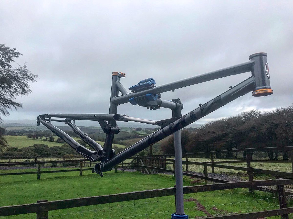_mbspain's tweet image. Happy Friday everyone and new bike day for me... ok it’s just the frame but I am so looking forward to building this into something rather special 😁

Big thanks @CoticLtd  for getting this, the last one in this colour scheme, to me safely!

@MotionRideFr 
 
#mtb #brechfa #wales