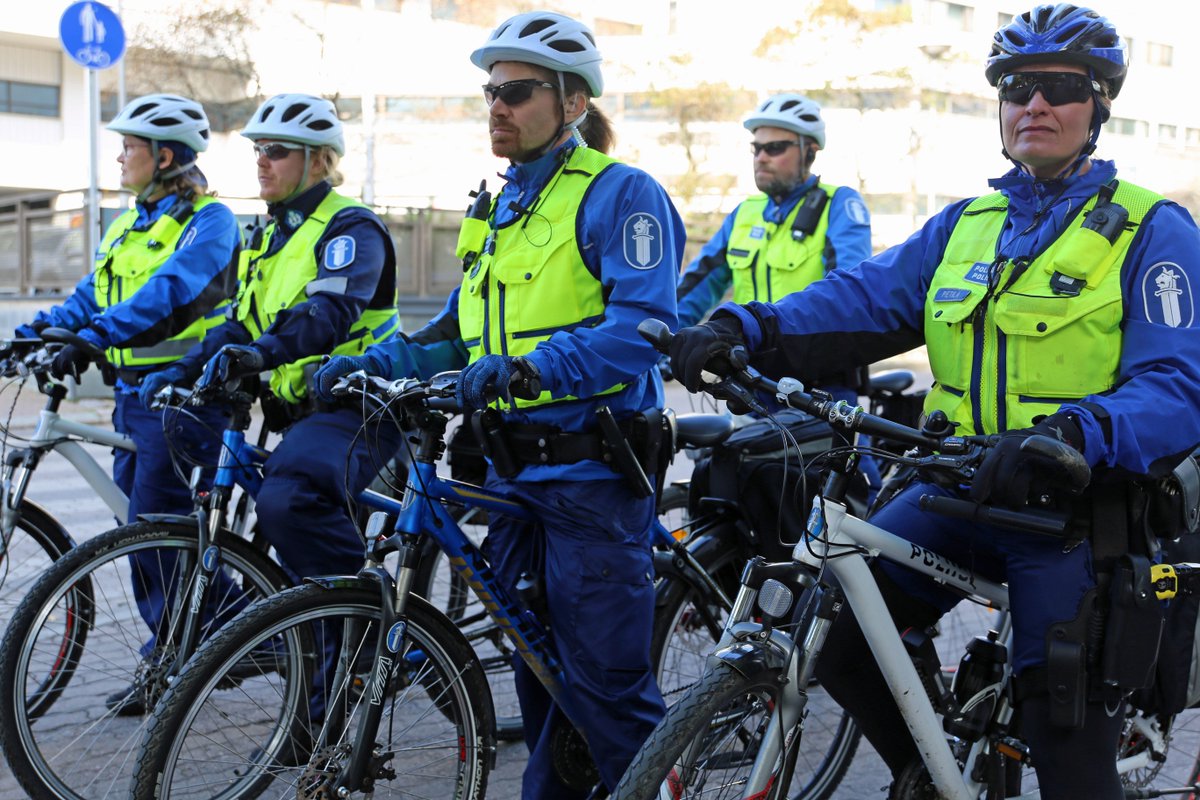 PoliisiHelsinki's tweet photo. Terve! Olemme uusi fillaripoliisiryhmä, joka valvoo kevyen liikenteen turvallisuutta Helsingissä. Tehostamme kevyen liikenteen valvontaa lokakuun alussa. Kerrothan toiveesi, missä haluaisit meidän valvovan? #Fillaripoliisi #Helsinki #liikenne
Tiedote: https://t.co/WjDvlClDvQ https://t.co/U1qZHsqhr0