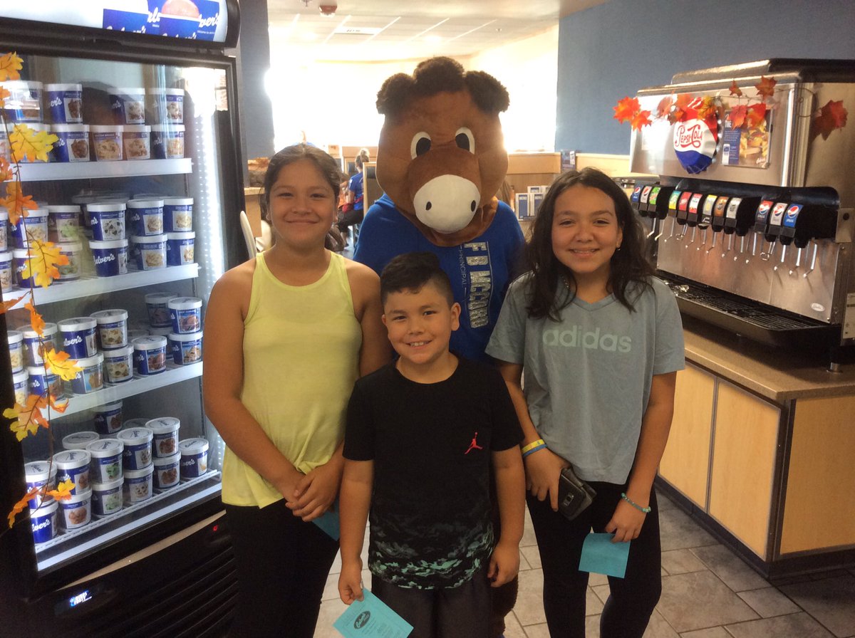 swalkerhood's tweet photo. McMusty came to Culver’s Night! Hooves Up! Mustangs are Limitless!💙🐎😊 #fbmccordmustangs #burbank111 #mccordpfc #Culversnight https://t.co/y3PgzSvydv