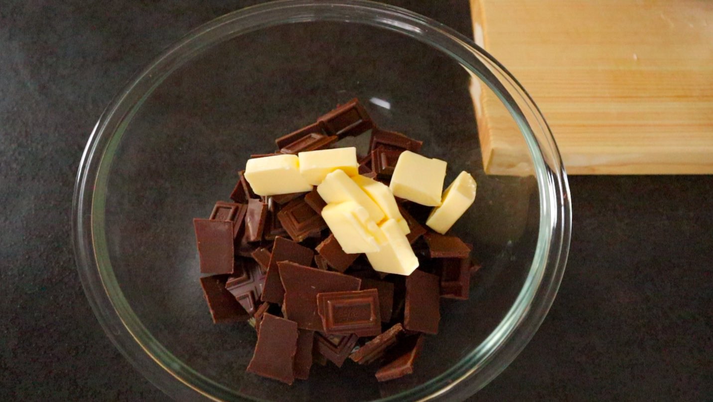 だれウマ 料理研究家 材料４つで天使も喜ぶくらい絶品で本格的なチョコテリーヌが作れるのですが 1砕いた板チョコ 0gとバター40gを湯煎しながら混ぜ馴染ませる 2生クリーム100cc 溶き卵2個の順に入れ湯煎しながら混ぜ合わせる 318cmのパウンド型に