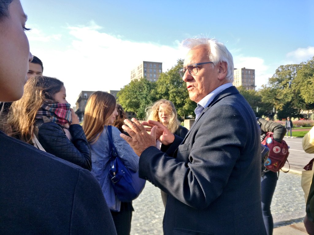 DauphineDRC's tweet photo. Merci à #RobertMartin manager de centre-ville du @LH_LeHavre d'accueillir les étudiants du master 206.

#master206 #LeHavre #rencontre #centreville #mairie #commerce https://t.co/ITRw1TllEu