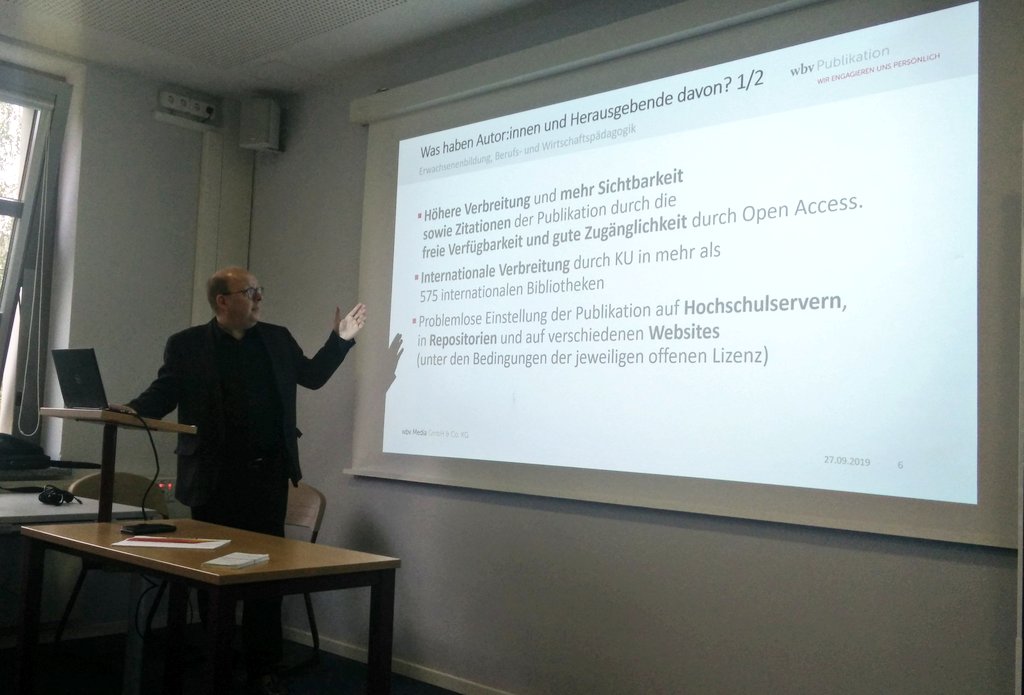 wbv_de's tweet photo. Mittlerweile läuft das BarCamp auf der #eb19. @Joachim_Hoeper diskutiert in seiner Session die neuen Konzepte zur Ermöglichung von #OpenAccess, wie z.B. unser frisch gestartetes Projekt wbv OpenLibrary (in Kooperation mit @KUnlatched und @oa2020de) https://t.co/y8THbPH6aG