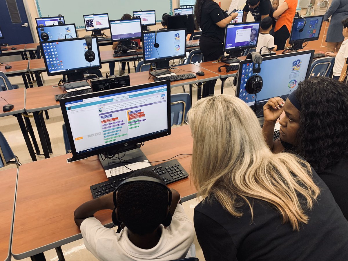 TampaBaySTEM's tweet photo. The #STEMFamilyNight season has officially begun! Thanks @MoffittNews for supporting these important events! 🚀💻🚀💻🌎🐙📡♥️ @HillsboroughSch @HcpsTeach @HCPSCommunity @WeAreHAEST @hcps_eles @BrinkJose @All4Schools @STEMecosystems @100Kin10 @LatinasinSTEM @CityofTampa @STEMNext https://t.co/iImCGD7Vp9