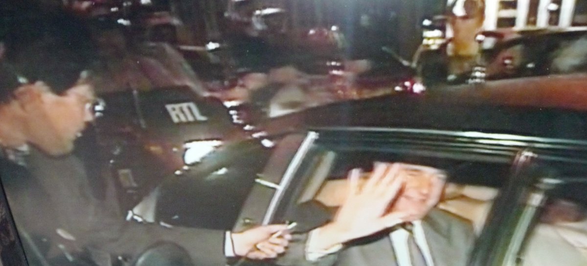 RFBYEUROMEDIA's tweet photo. Nous rendons hommage à #JacquesChirac que nous avons suivi dans #Paris le 7 mai 1995 au soir de son élection. #BenoitDuquesne et notre caméraman étaient sur la moto de la #SFP Images tournées LIVE pour @France2tv devenues mythiques ! Nos pensées les plus affectueuses à sa famille https://t.co/ylZrdJQs30