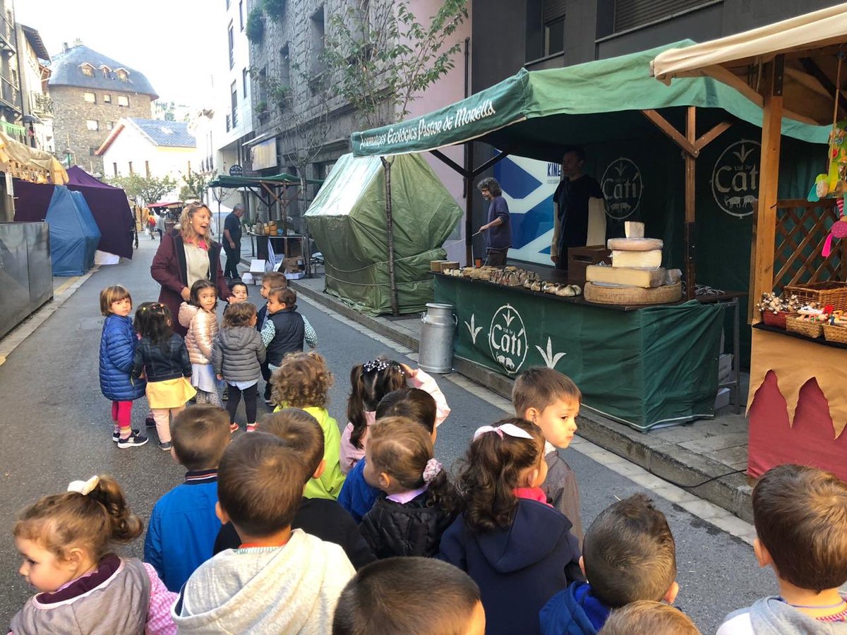 EASantJulia's tweet photo. Avui hem anat a visitar la fira medieval! Als 🌻 no ens fan por els dracs! 🐉 #EASJ @comusantjulia https://t.co/XZgSm7EJcs