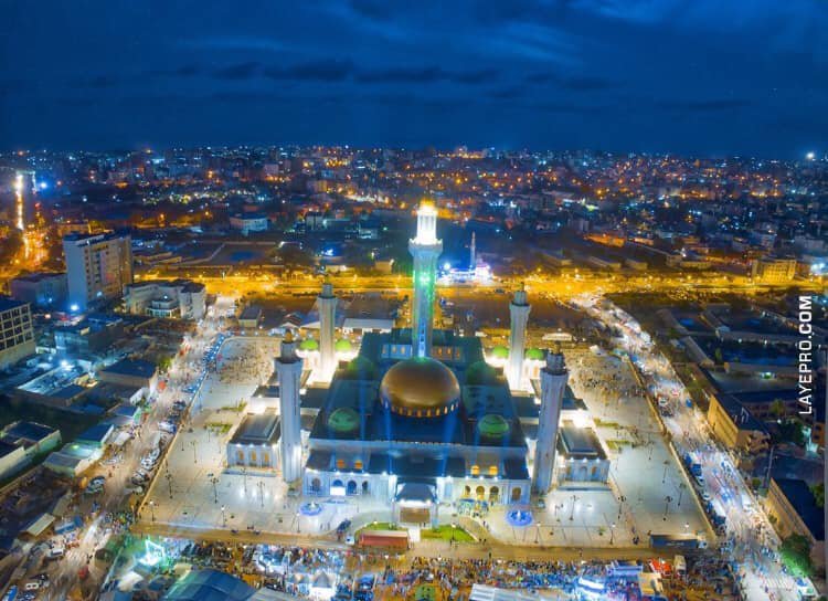 Avec l’inauguration de la grande Mosquée Massalikuul Jinaan de Dakar, nos livraisons accuseront un peu de retard. Nous nous associons avec fierté, à la communauté mouride et à l'ensemble des musulmans en cette sainte journée.
#MassalikuulJinaan
#NannuAnndDem
#JummahMubarak