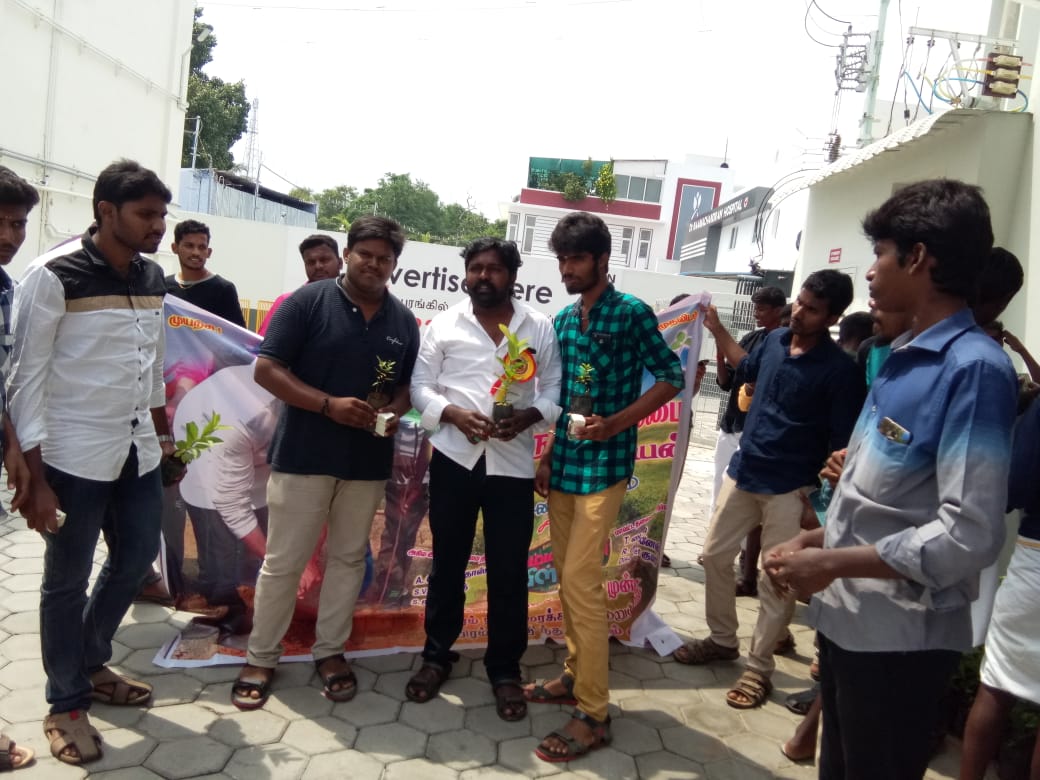 Poovarasu_Skfc's tweet photo. ஈரோடு மாவட்டம்,#கோபி_நகர_தலைமை #நம்மவீட்டுப்பிள்ளை  திரைப்படத்தை முன்னிட்டு திரையரங்கில் #ஆயிரம்_மரக்கன்றுகள் #ஆயிரம்_விதைப்பந்துகள் வழங்கினோம்🙏மிக அருமையான படம்,#கிளைமேக்ஸ்-ல கண்ணீர வர வச்ச���ட்டிங்க செம படம்(அரும்பொன்)  @Siva_Kartikeyan அண்ணா👌 @AnandSkfc https://t.co/8RfUaeJBPi