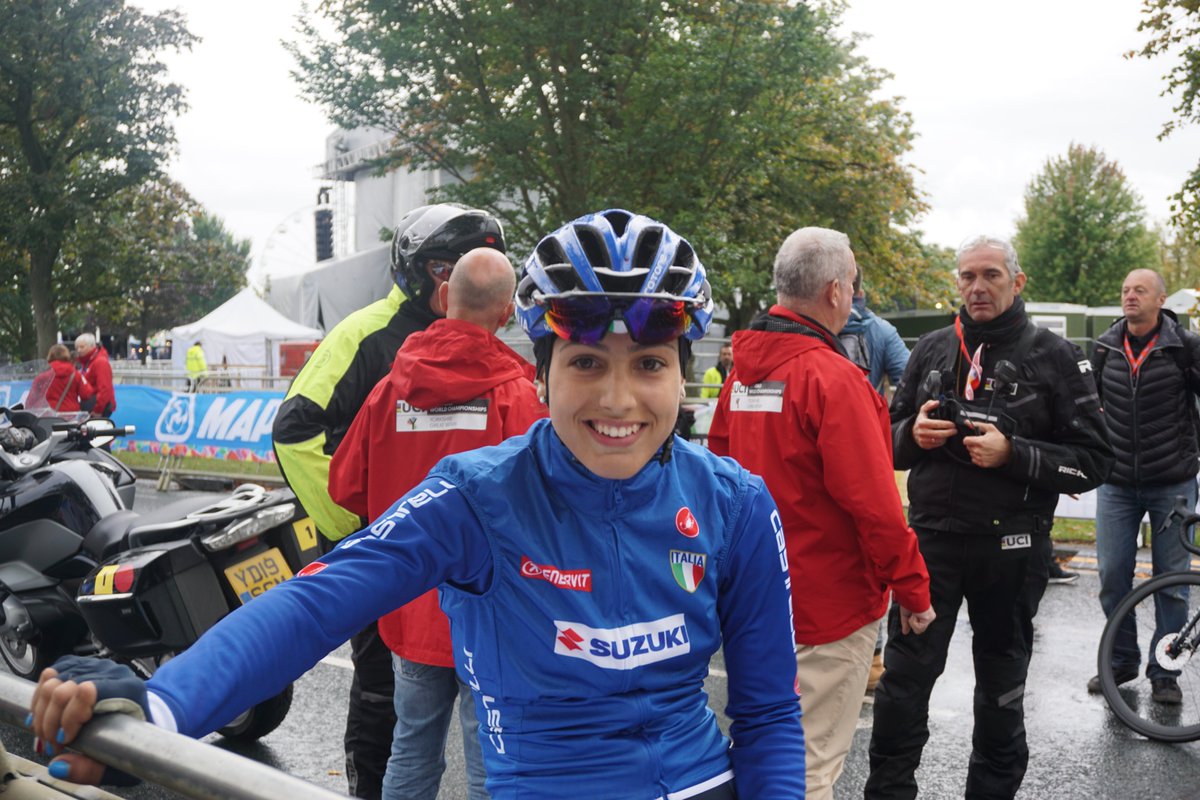 Federciclismo's tweet photo. Una caduta in volata, quando era in ballo una medaglia, ha spezzato i sogni di #AlessiaPatuelli e della #NazionaleCiclismo🇮🇹 nella prova in linea donne jrs.
Alla fine #CamillaAlessio 11^ #SofiaCollinelli 19^ #MatildeVitillo 23^ e #AlessiaPatuelli 37^
Brave tutte
#Yorkshire2019 https://t.co/7u4oiC66sA