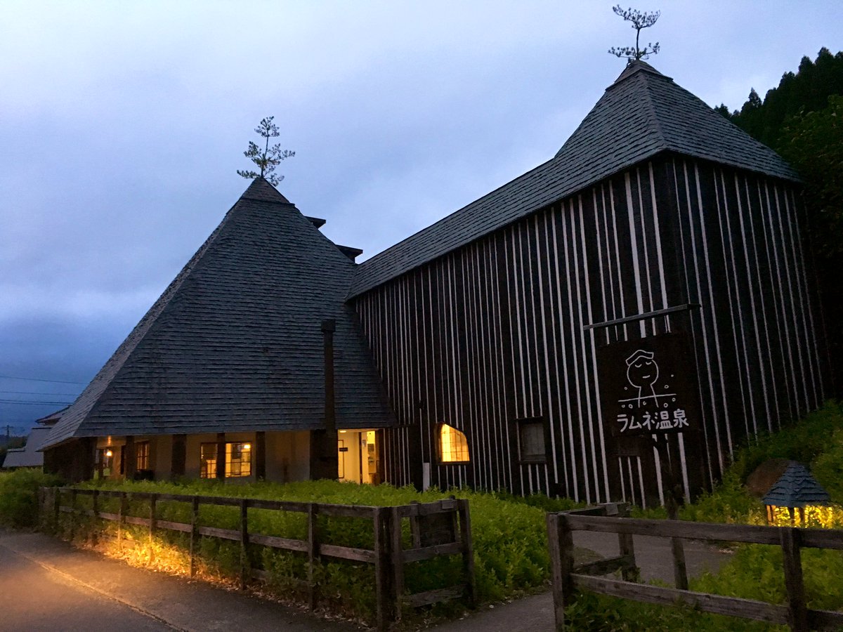 あおき えみ 今月はじめに行ったラムネおんせん O 炭酸泉でしゅわしゅわがすごい はいってると身体中に気泡がいっぱい O 32度 露天風呂 と42度とあって 交互にくりかえし入りました イラストや建物 お庭もかわいかった O 長湯温泉 ラムネ