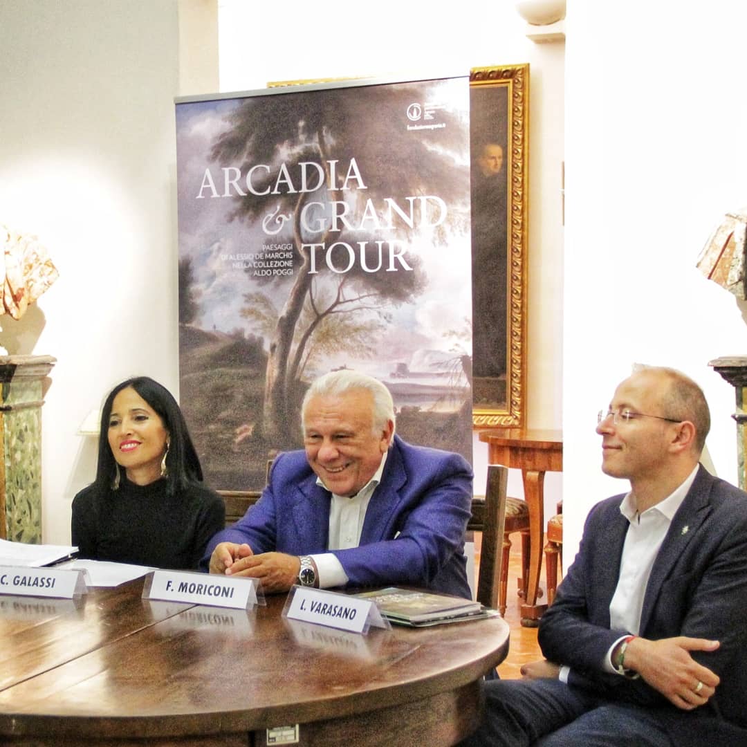 FondAgrariaPg's tweet photo. Conferenza stampa #mostra 𝐀𝐫𝐜𝐚𝐝𝐢𝐚 &amp; 𝐆𝐫𝐚𝐧𝐝 𝐓𝐨𝐮𝐫. 𝐏𝐚𝐞𝐬𝐚𝐠𝐠𝐢 𝐝𝐢 𝐀𝐥𝐞𝐬𝐬𝐢𝐨 𝐃𝐞 𝐌𝐚𝐫𝐜𝐡𝐢𝐬 𝐧𝐞𝐥𝐥𝐚 𝐜𝐨𝐥𝐥𝐞𝐳𝐢𝐨𝐧𝐞 𝐀𝐥𝐝𝐨 𝐏𝐨𝐠𝐠𝐢. Inaugurazione #Domenica29Settembre, ore 17.00: da non perdere! 
#fia | #Perugia | #Umbria https://t.co/ib0WCDTlbz