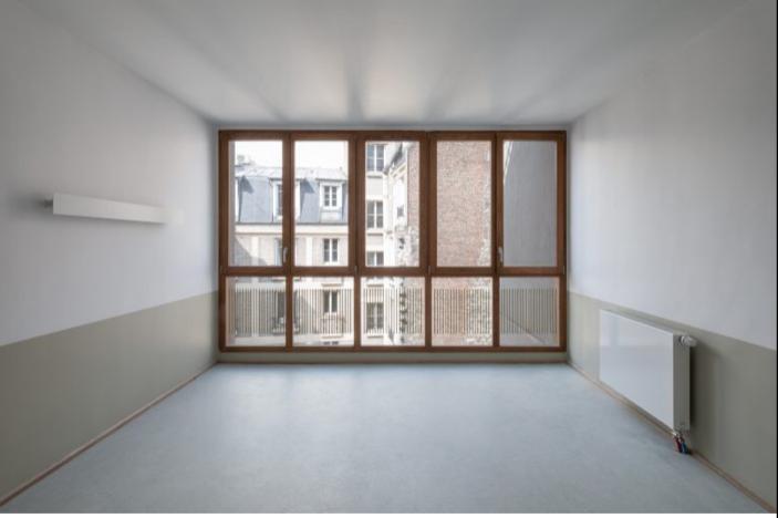 Transformer des bureaux en logements, c'est possible ! 
Cet ancien immeuble de bureaux des années 70 réunit 103 logements étudiants, 65 logements pour jeunes travailleurs, 14 ateliers d’artistes, un centre d’hébergement d’urgence de 126 places et 90 places de coworking.
Thread ⬇️