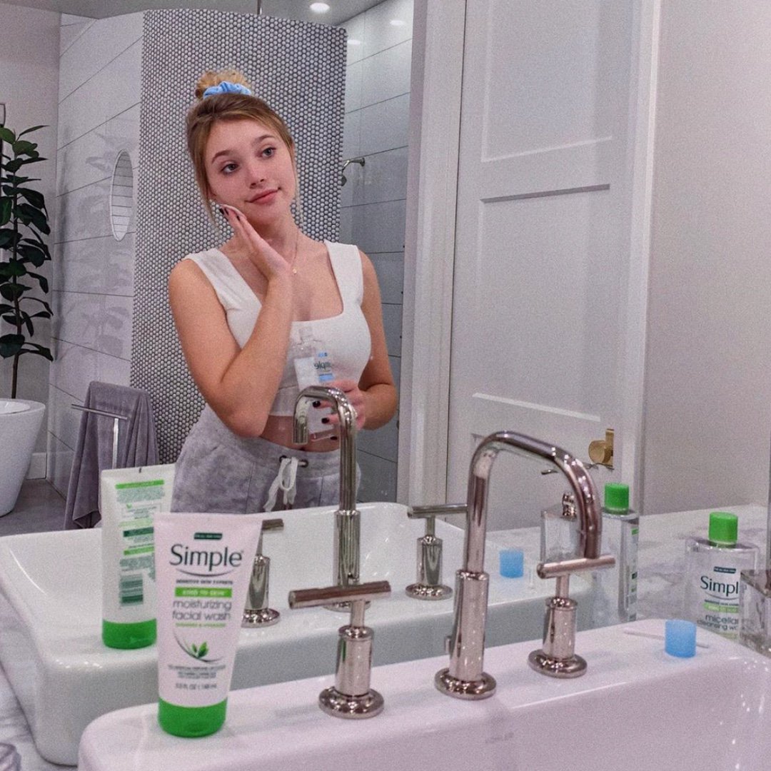 SimpleSkinUS's tweet photo. Repost from #SimplePartner @SashaMorga 💚
"Clean beauty has never been easier! Using @simpleskinus vegan Micellar Cleansing Water and the Moisturizing Facial Wash, which have no harsh chemicals or parabens, to gently remove my makeup". #simpleskinus #Choosekindness https://t.co/amTPDXEJgB