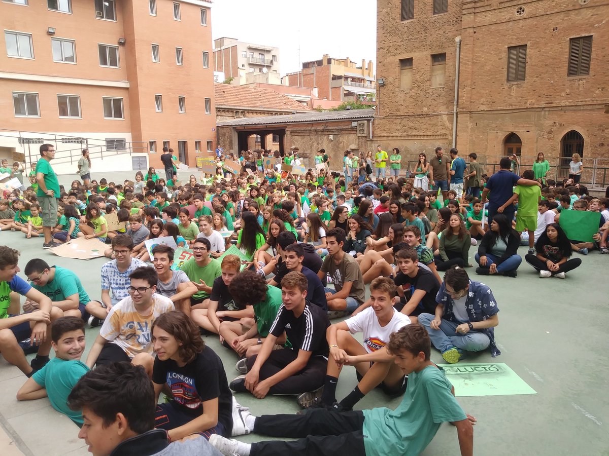 escolaguinardo's tweet photo. També a 4t d'ESO mostrem el nostre compromís amb la lluita contra l'emergència climàtica!
#ClimateStrike #Schoolstrike4climate #GlobalWeekForFuture https://t.co/vUgfxrfwoR