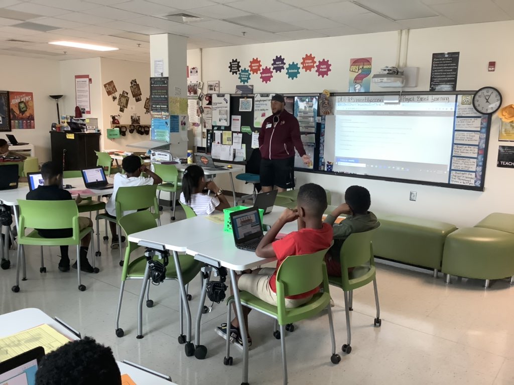 TeachSingleton's tweet photo. Happening Now! Former student @Malik1k__ came to back to drop some knowledge about college w/these eager scholars! It’s refreshing to see them all grown up and ready to do the work you love. Thanks for your candor Mr. Jefferson, your future Ss will love you🥰 #OakleyTigersSoar https://t.co/g5L4N3NCXI