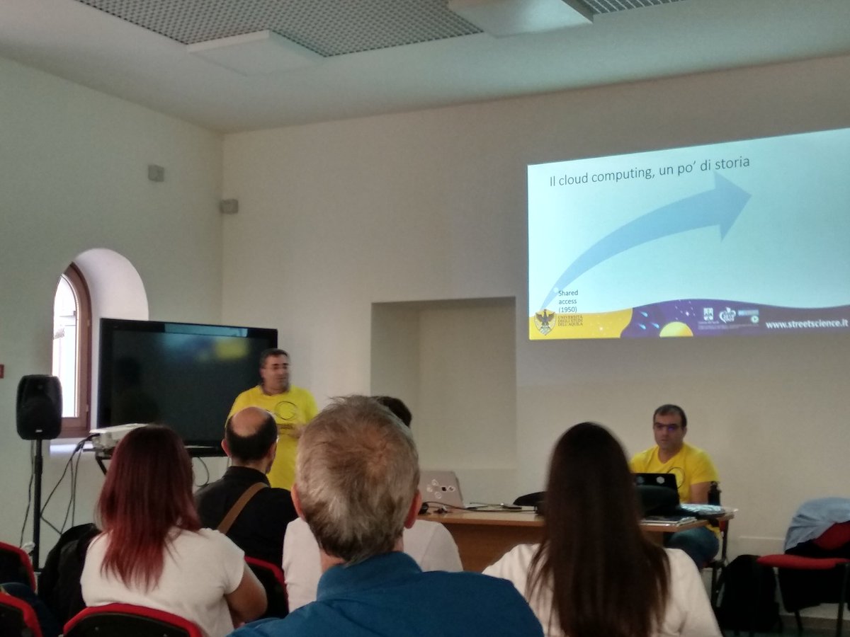 angelus_gi's tweet image. . @thebitstreamer ci parlano di #cloudComputing e @alessioiafrate di #virtualReality e #augmentedReality #spatialAnchors a #streetScience @univaq
@DotNetAbruzzo