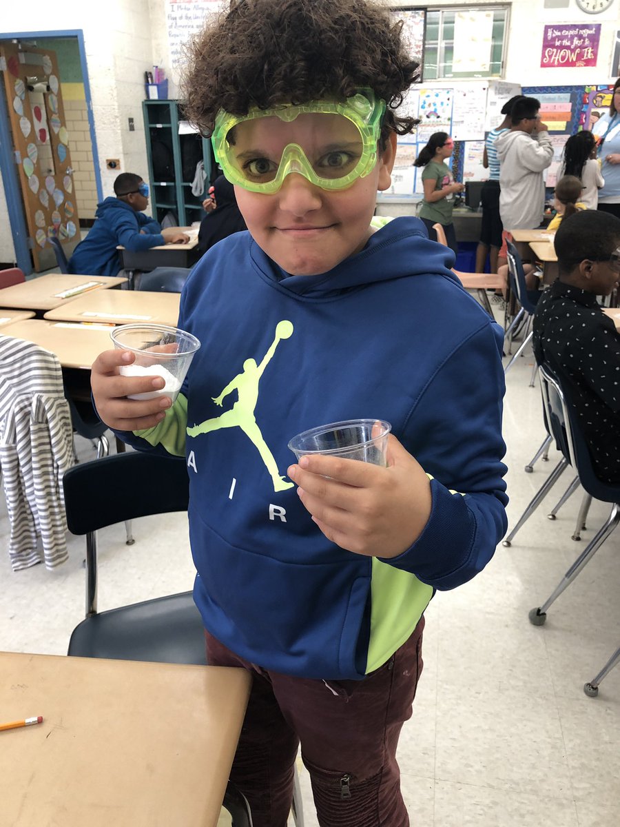 AllisonLuka's tweet photo. Science lab day in Room 8! What will happen to the balloon? #polarpride @HarringtonPLV08 @PLVBears @ColonialSDstrct https://t.co/vhvRiBj7a6