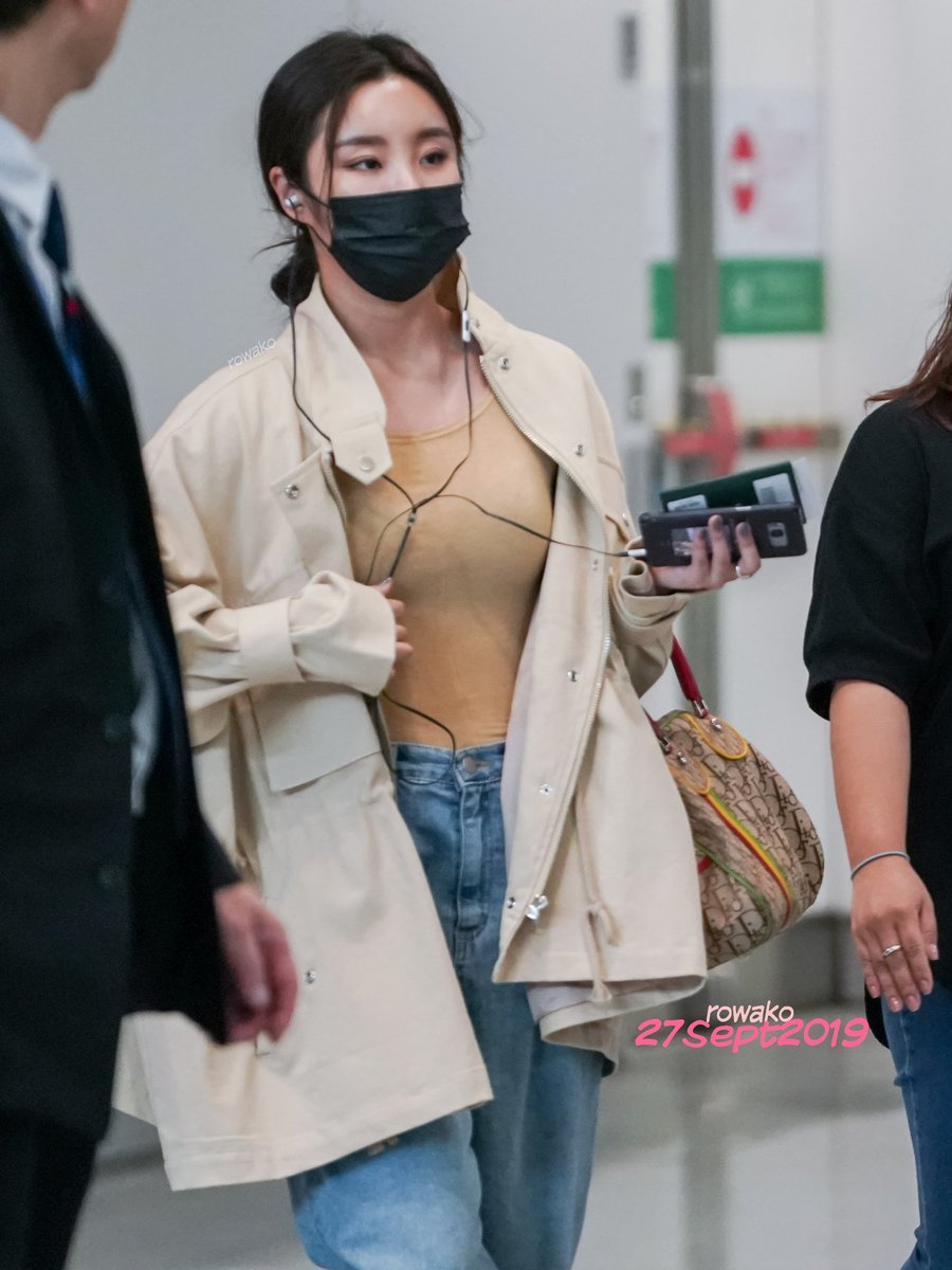 rowakoRi's tweet photo. Hihihi👀👏👏 #마마무 #MAMAMOO #솔라 #문별 #휘인 #화사 #김용선 #안혜진 #SOLAR #MOONBYUL #WHEEIN #HWASA 📌📌 Rmb to check also the airport cam by @the4klive https://t.co/4AC5fxXRAQ https://t.co/Q1HlOFpZxu