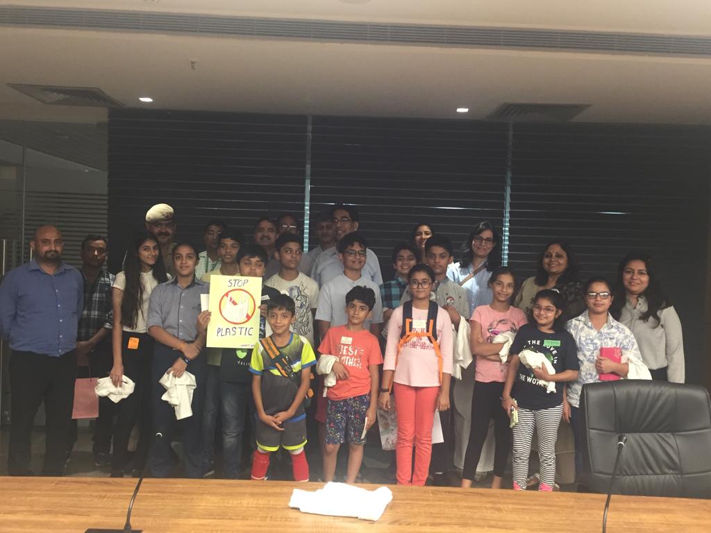 OfficialGNIDA's tweet photo. A healthy interaction between kids of #GreaterNoida and our CEO over a variety of topics like #SolidWasteManagement #BanPlastic #UseCompost at #GreaterNoidaAuthority office. #SmartKidsSmartFuture @OfficialGNIDA https://t.co/zlKnoeGXIf