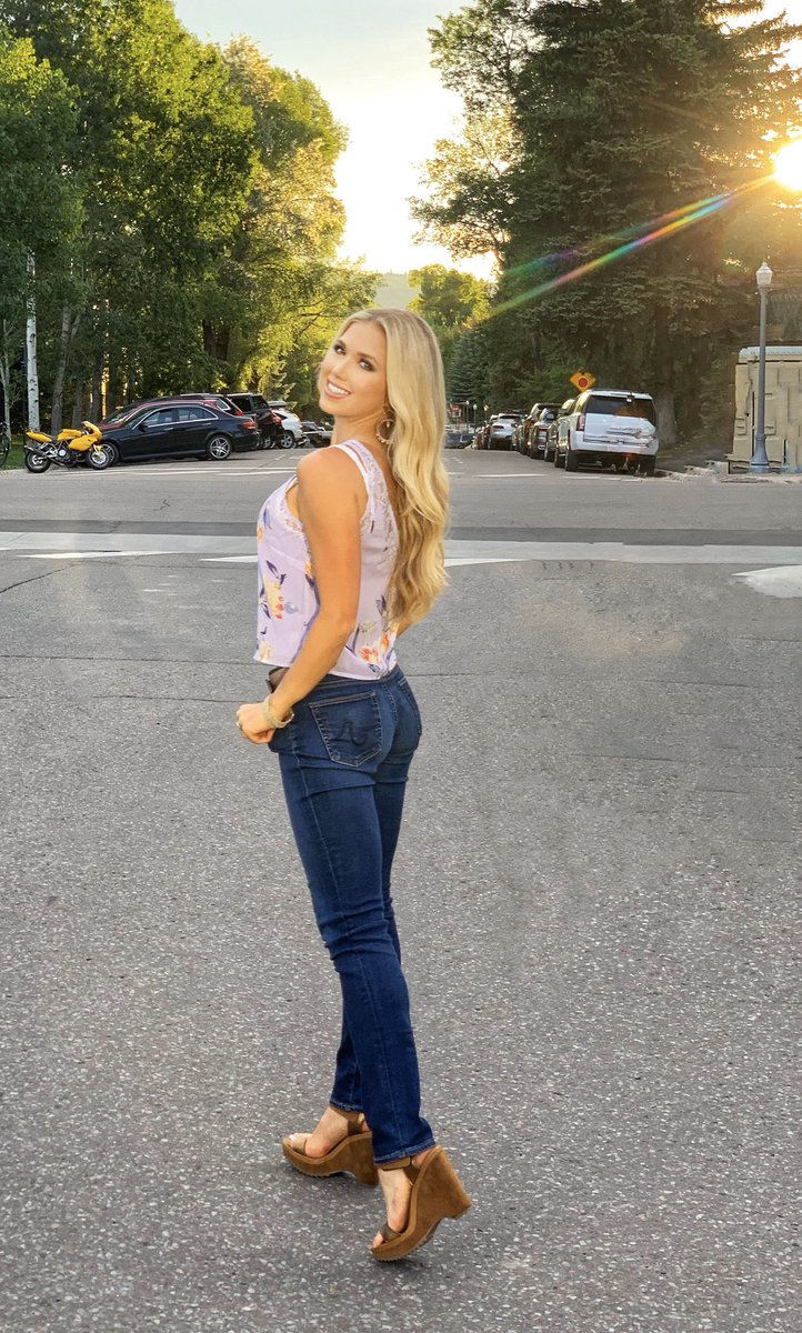 gracelynhunt's tweet photo. For one minute,
Walk outside,
Stand there in silence,
Look up at the sky
And contemplate
How amazing life is.
Happy Friday y’all! 💫 #WalkingIntoTheWeekendLike #Friyay #Weekend #Style #streetstyle https://t.co/mBUmevCOeX