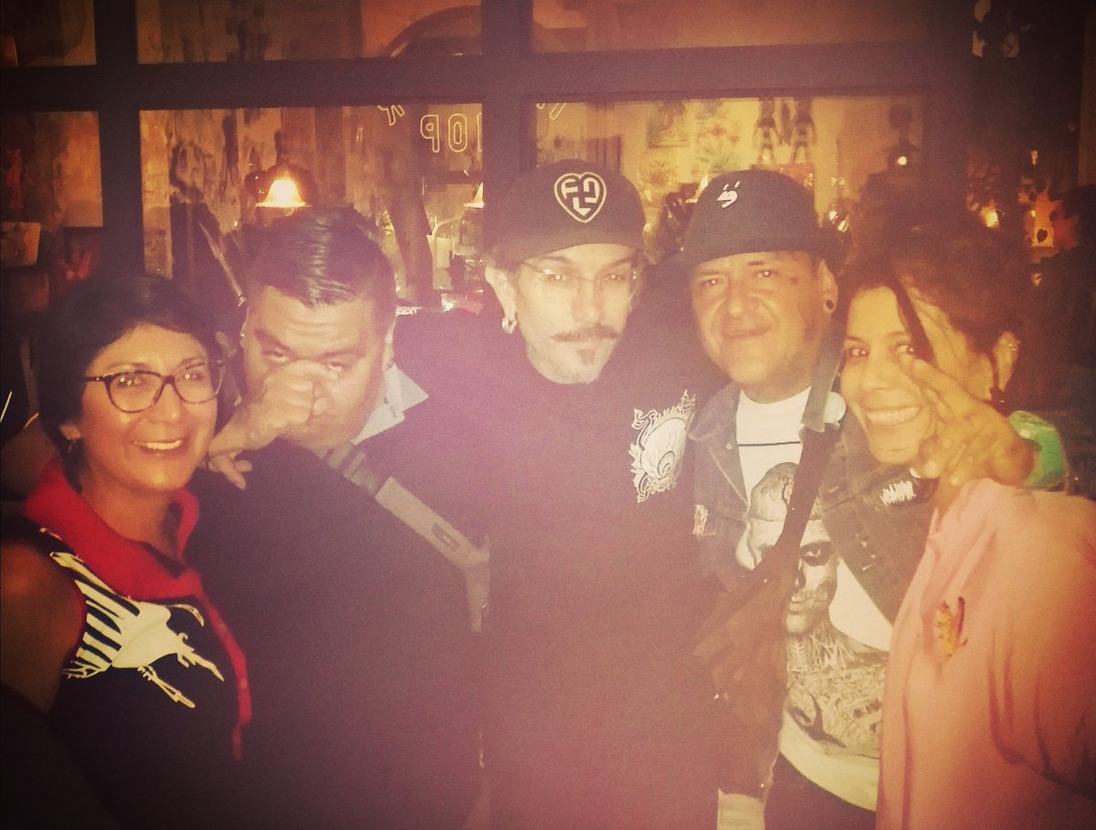 devezencuandomx's tweet photo. Siempre en los mejores eventos... Puro #arrabal @el_ojo_peludo @AlfaroGa @edgarinmaya 🎱🗡️
*
*
*
*
📸 ❌ @TwishElChingon
*
*
*
#traficandosalsa #galeria #expo #toñocamuñas #arte #art #artgalery #labanda #capos #chaka https://t.co/BUvNrcMhNu