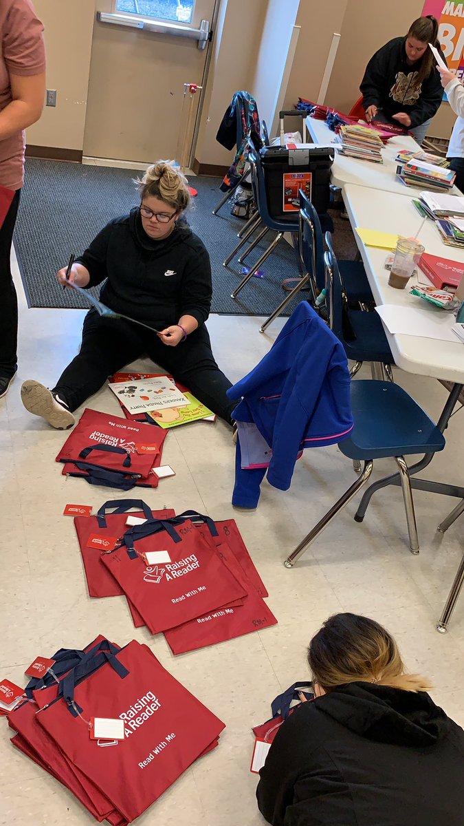 minotsrcl's tweet photo. Head Start Teachers preparing Raising A Reader book bags for  families! @RARnational @NDDPI #NDStrivingReaders #mpsCore https://t.co/gcsaDhf5Ta