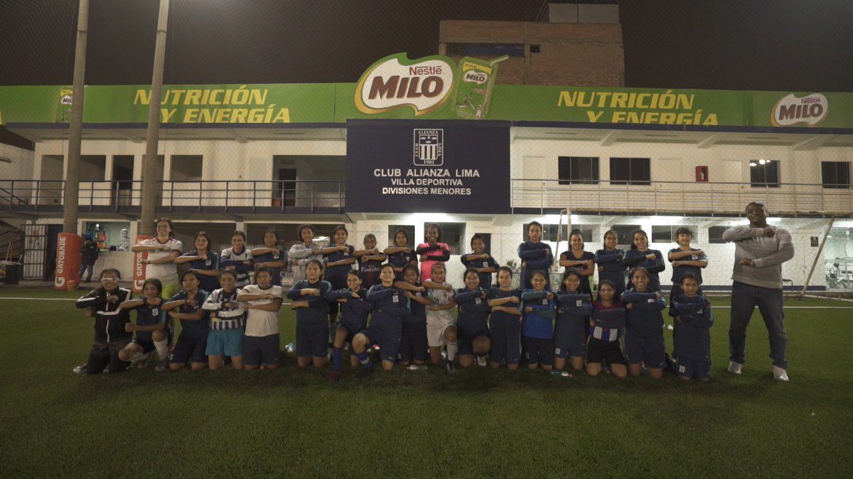 SuenosDeBarrio's tweet photo. ¡LLEGÓ EL DÍA!

Hoy a las 8pm por @MovistarDeporPe , no te pierdas #SueñosdeBarrio.

Conoceremos la historia de Yamilé, quién fue la chica que más destacó en la convocatoria que hicimos en SJM. 

¡No te pierdas este gran capítulo!

#FútbolFemenino en Sueños de Barrio https://t.co/fOjqyzbp4j