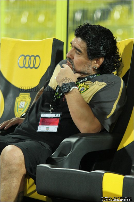 Maradó cita un pibe de la reserva de Gimnasia y me dispara un recuerdo de la etapa en Al Wasl.
Yo solía ir a mirar la reserva (sub-21) del equipo y una tarde llega él, por primera vez.
Pasan unos 20 minutos y me pregunta:

- ¿Te gusta alguno de estos?

Pienso por un momento...