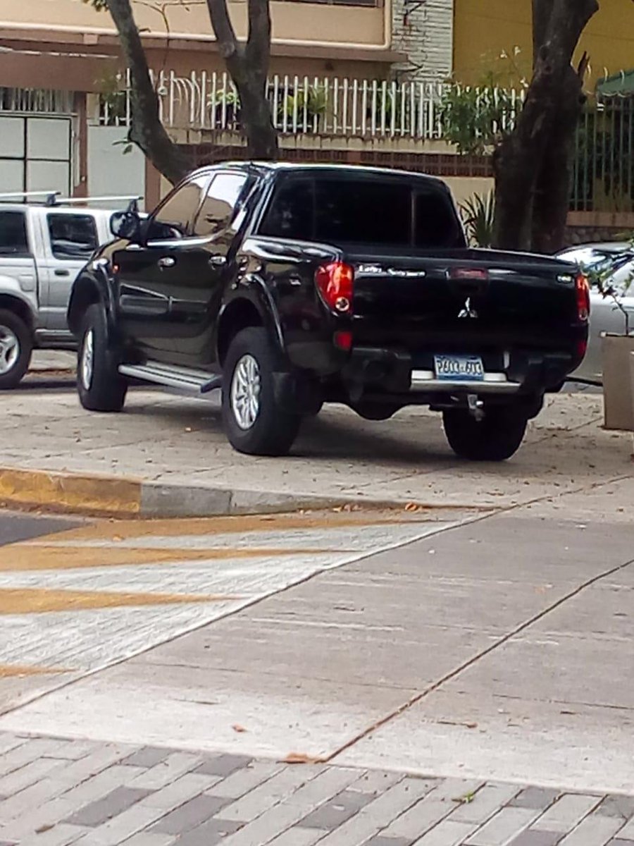 JCSura's tweet photo. @COAMSS_OPAMSS @PNCSV @VMTElSalvador @elblog @RomeoHerrera1 @ddovia @Director_PNC @FOVIALITO Nuevamente el mismo problema, pero hoy en lugar de tapar la rampa por el lado de la calle, este empleado la tapa subiéndose a la acera. Insisto, señores @COAMSS_OPAMSS, esto pasa ante los ojos de vigilantes que ustedes tienen en la calle. #YoDenuncioVMT  cc @_davidreyes https://t.co/KKs2hz1w56