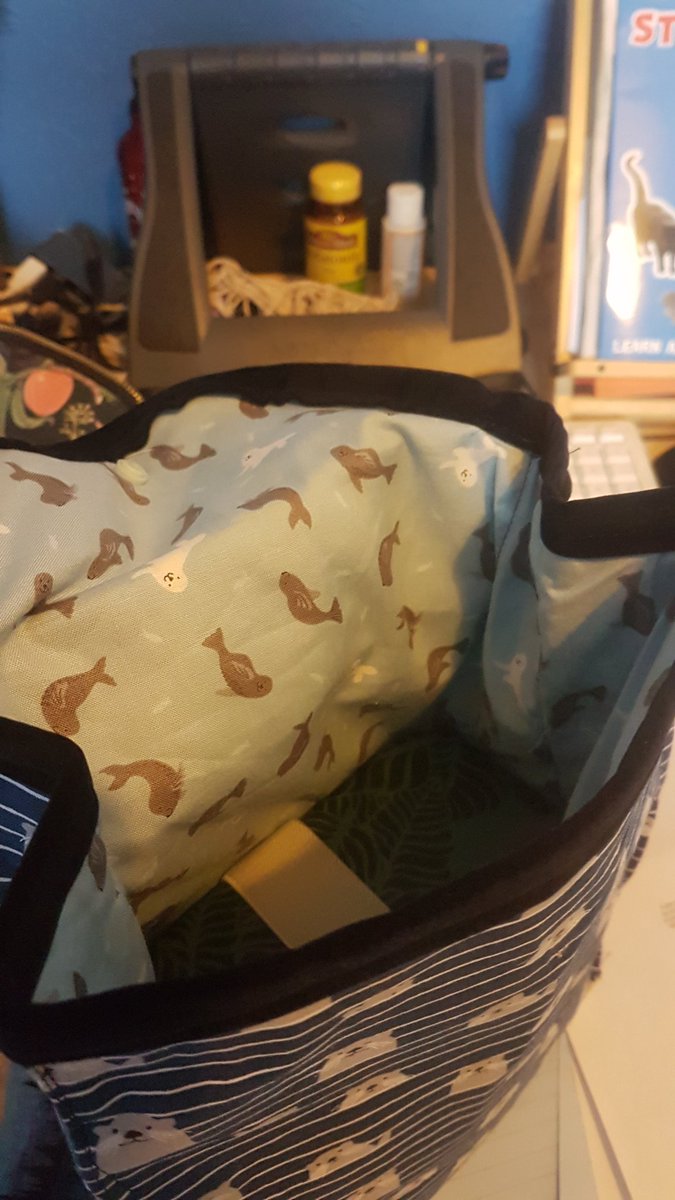 sophiemeekings's tweet photo. In an attempt to make myself bring a packed lunch to work more often, I have made myself a lunch bag covered with otters and filled with seals. #totesprofesh #BackToSchool https://t.co/F0vQAW6epS