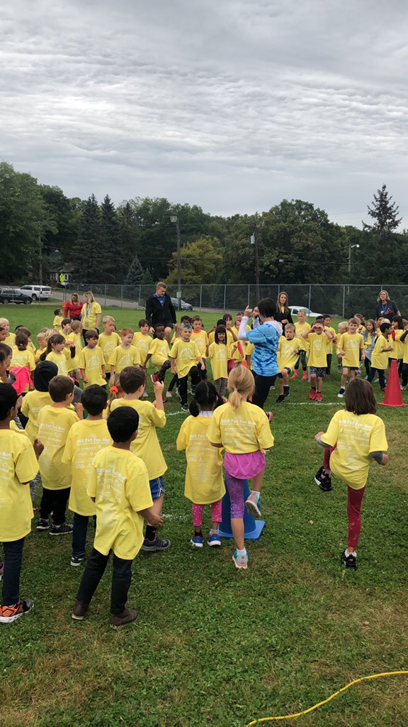 SunsetHillPE's tweet photo. First grade getting warmed up! #SunsetHill #FunRun https://t.co/9PPq2ZAYLv
