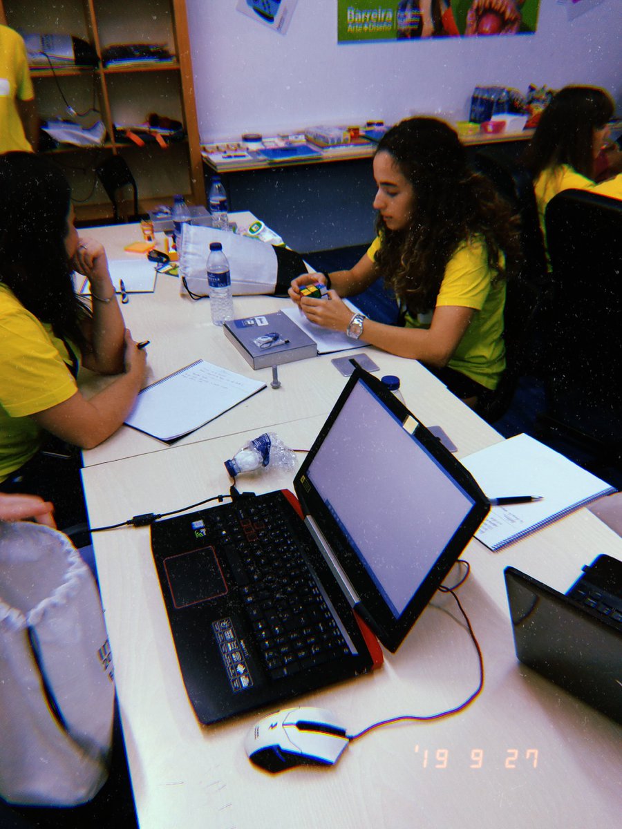 rooo_pego's tweet photo. Brainstorming time #innovayaccionbusinesschallenge2019 @hackathonVLC @SomosBlueRed https://t.co/cGMZ5QcRrN