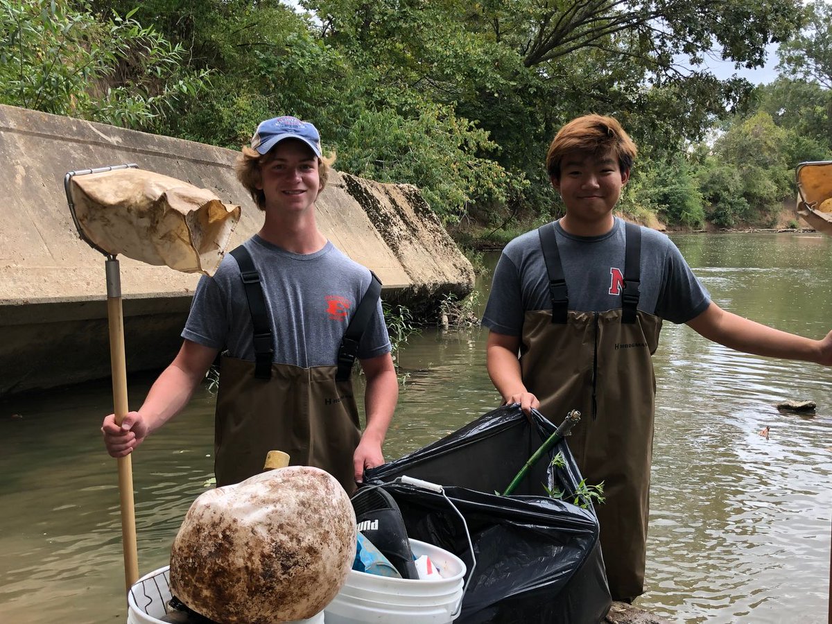 Ensworth's tweet photo. Real-world application of AP Environmental Studies-- students cleaning up the Harpeth River near campus on Service Learning Day. #HealthyBalancedTigers #ThinkOutsideTheClass https://t.co/FnnnsOOlTn