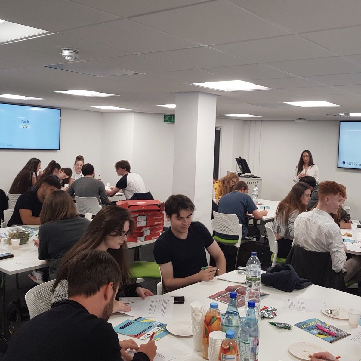 livunicareers's tweet photo. A busy first week of term for #livunicareers!

Over 350 @livuni students seen by #CareerCoaches in the #CareerStudio, 4000+ students accessing #Careerhub, successful launch of #CareerConnect, #kickstart grads event, &amp; 100s more reached through delivery embedded in the curriculum! https://t.co/ySYkhnO2Bo