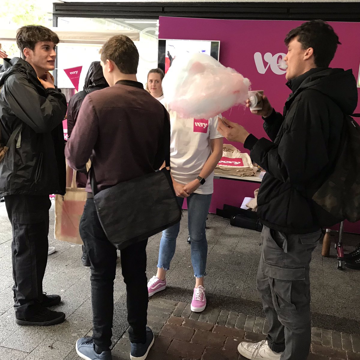 livunicareers's tweet photo. A busy first week of term for #livunicareers!

Over 350 @livuni students seen by #CareerCoaches in the #CareerStudio, 4000+ students accessing #Careerhub, successful launch of #CareerConnect, #kickstart grads event, &amp; 100s more reached through delivery embedded in the curriculum! https://t.co/ySYkhnO2Bo