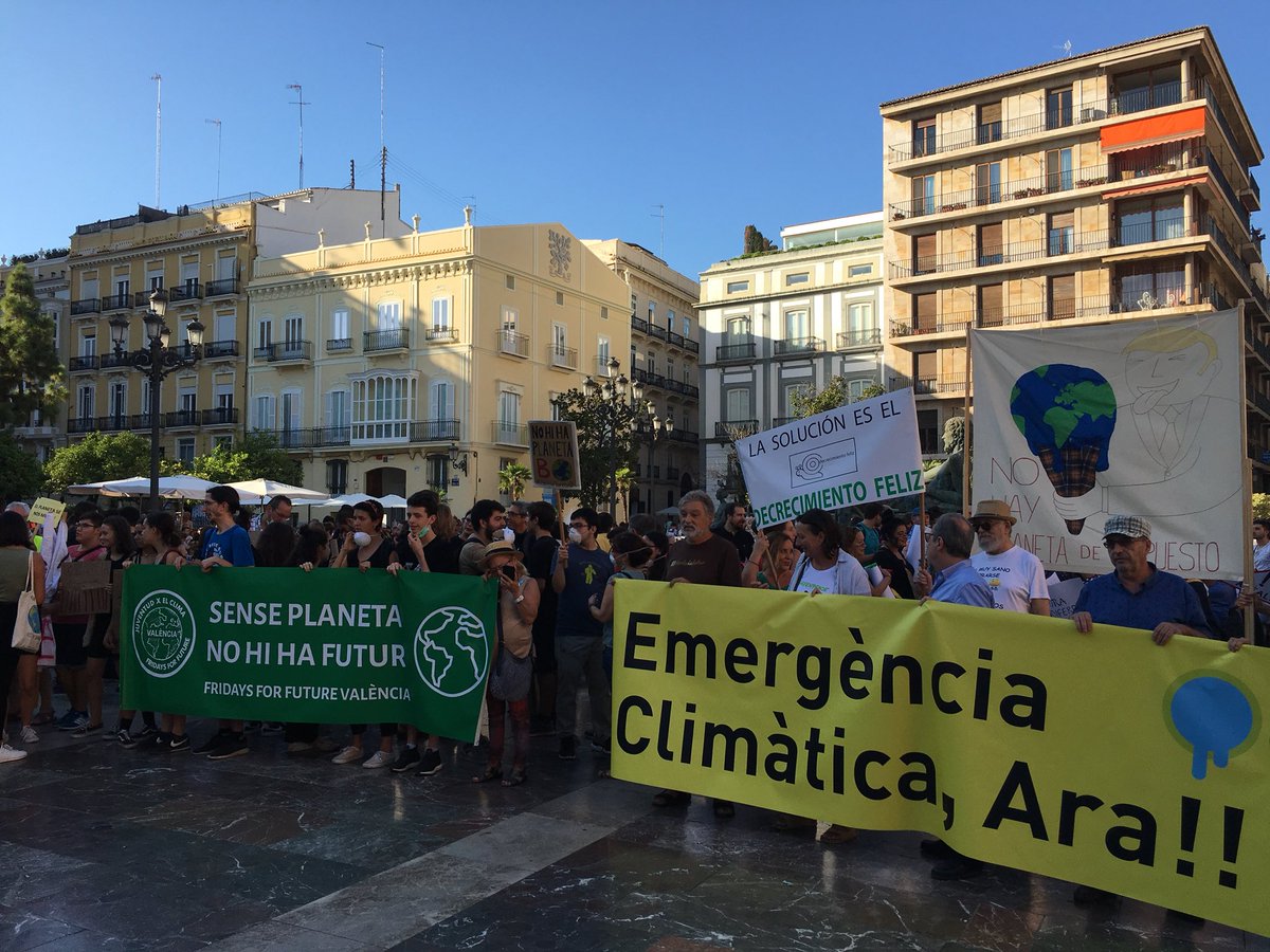 YuliaShvetsova's tweet photo. ⚫️EN DIRECTO. Valencia se une a la #HuelgaMundialPorElClima. La Plaza de la Virgen ya está llena de la gente llevando las pancartas con los lemas para salvar el planeta. https://t.co/aSBCAjEHlz