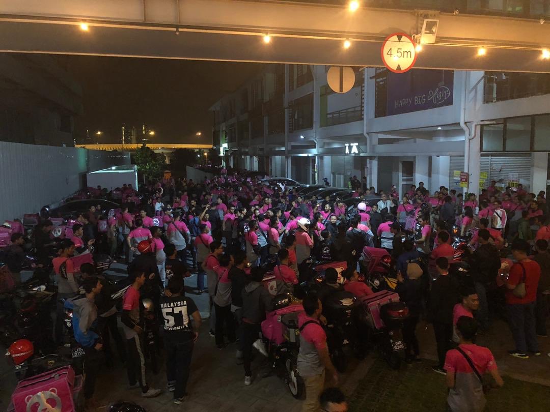 786akah's tweet photo. Penuh rider foodpanda dekat southkey malam ni buat mogok dan bantahan https://t.co/W2o08y4bVC